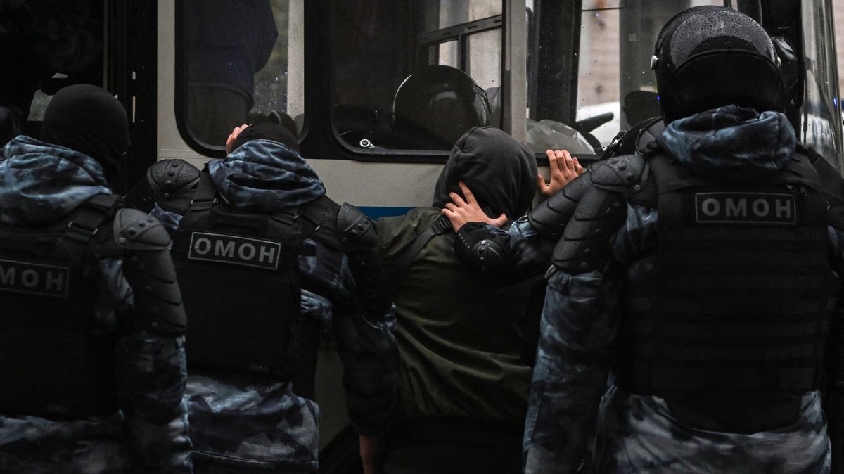 Ruský vzdor. Policie pozatýkala další stovky demonstrantů